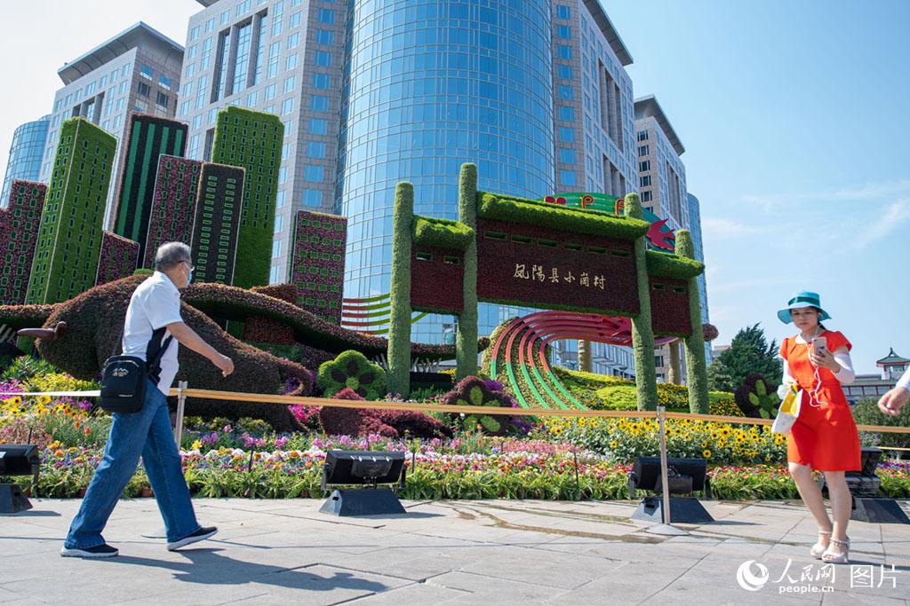 6月22日，市民路过建党百年主题花坛。人民网记者翁奇羽 摄