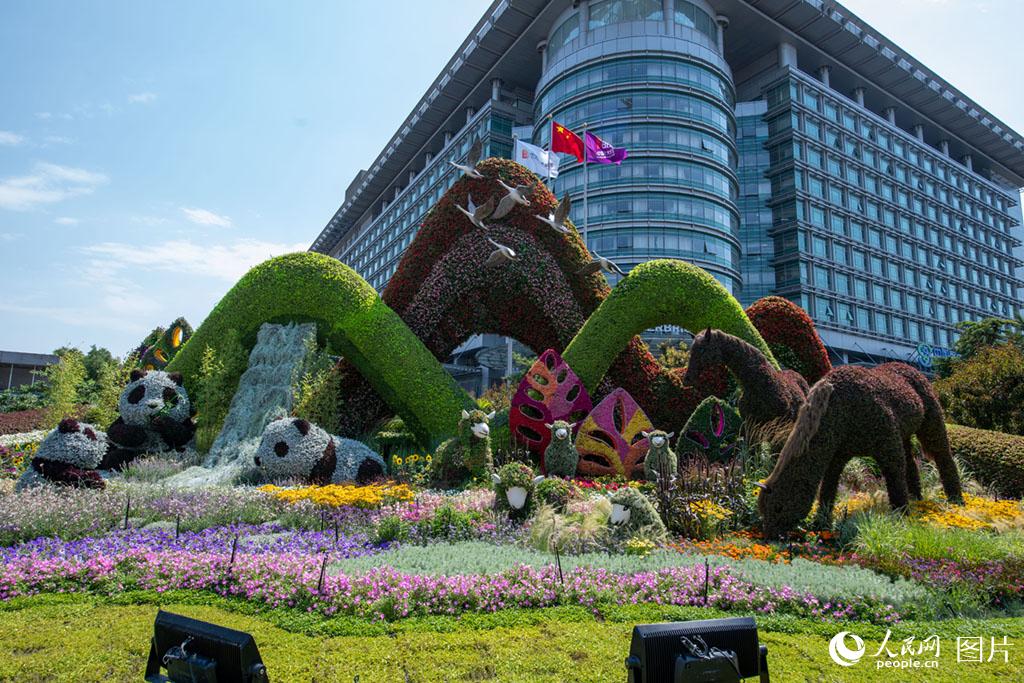 建党百年主题花坛“美丽中国”以锦绣江山为主景，勾勒出祖国雄伟壮阔的美丽画卷，寓意祖国江山永固，基业长青。人民网记者 翁奇羽 摄